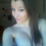 Belle femme seule qui est intéressée par un plan sexe